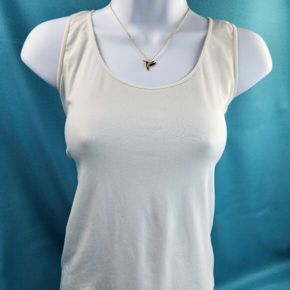 🔹️NWT Gold Toned Hummingbird Pendant Necklace - Picture 2 of 6